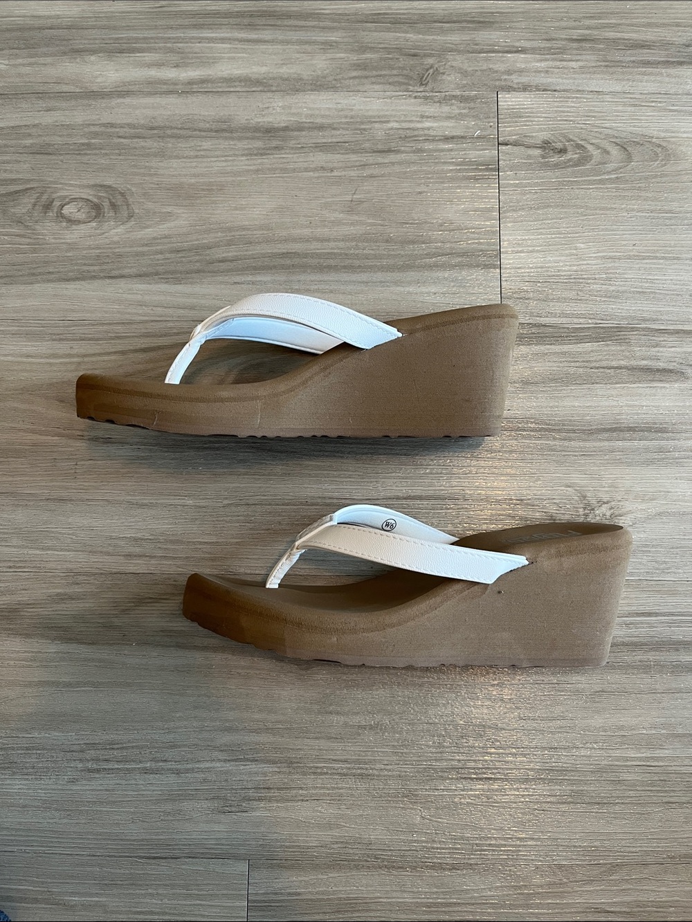 NWOT Flojos White Strap Brown Wedge Thong Sandals - Picture 2 of 5